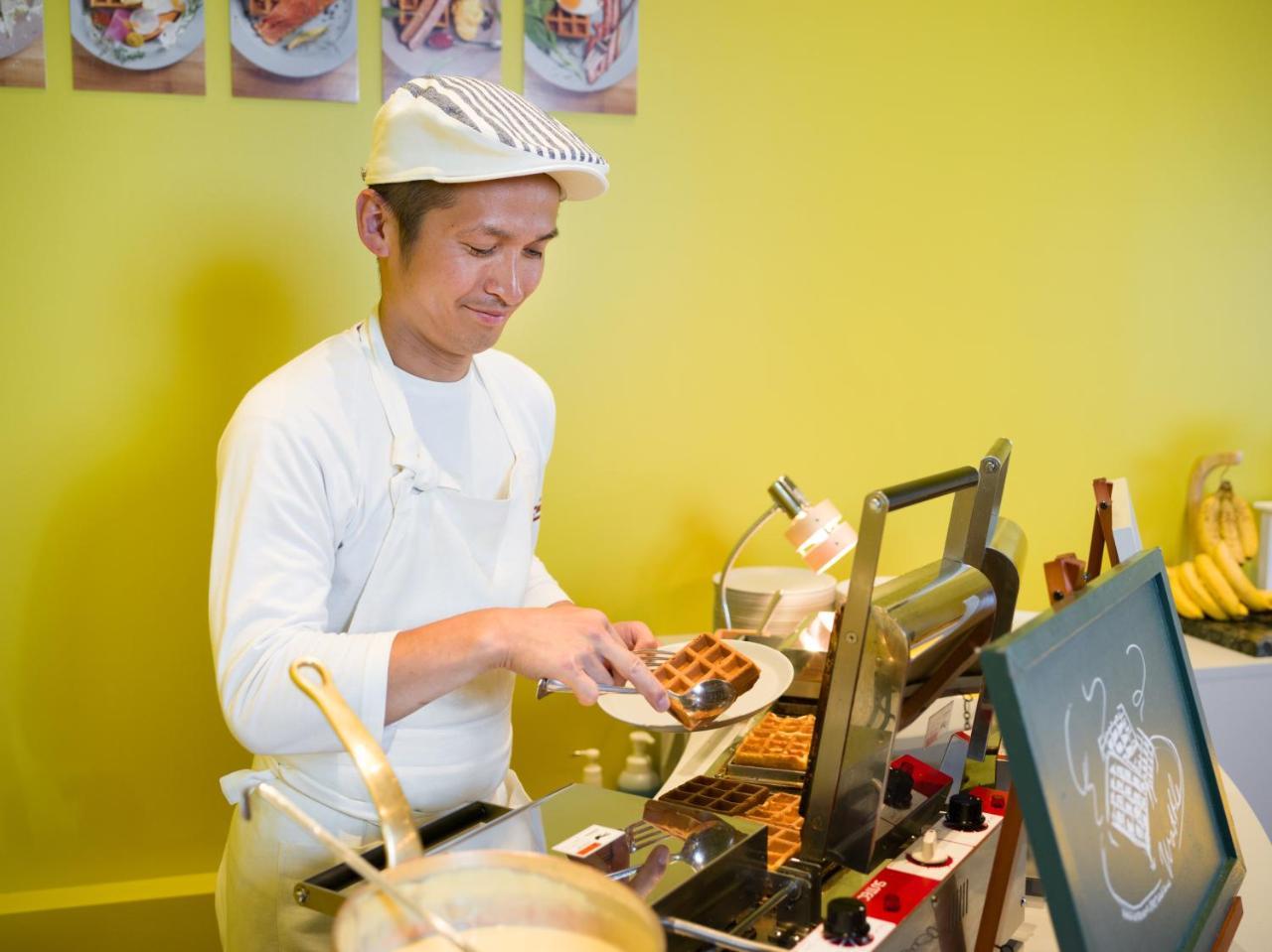 Omo7 Asahikawa By Hoshino Resorts Zewnętrze zdjęcie A chef preparing Belgian waffles