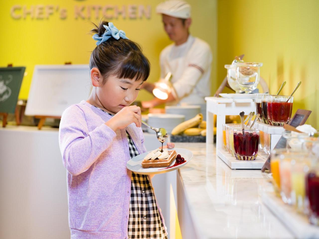 Omo7 Asahikawa By Hoshino Resorts Zewnętrze zdjęcie A child eating dessert