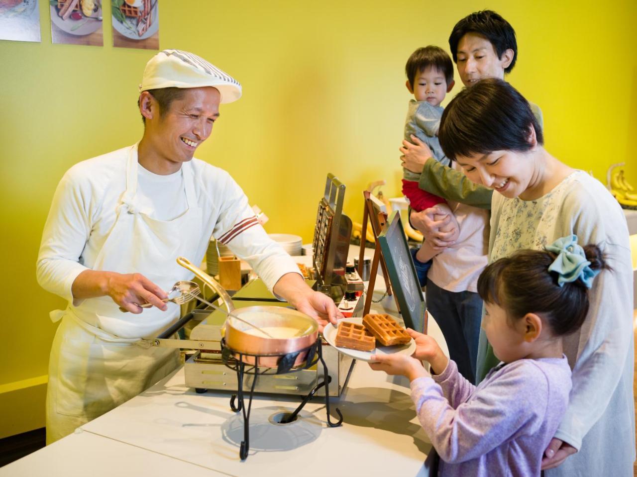 Omo7 Asahikawa By Hoshino Resorts Zewnętrze zdjęcie A family at a buffet